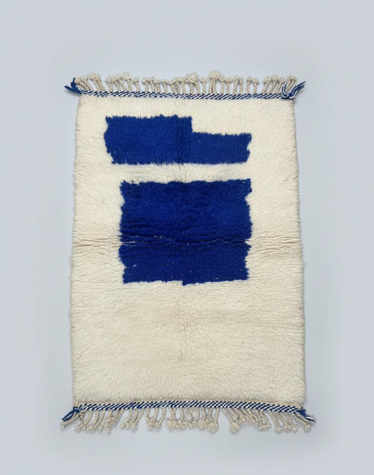 Chaounia – Tapis Artisanal Blanc à Touche Bleu Royal (1m x 1.5 m)