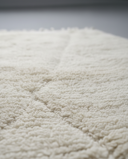 Berber Cloud – Tapis Minimaliste avec motifs sculptés