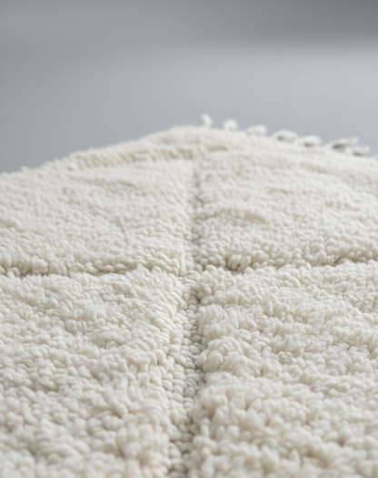 Berber Cloud – Tapis Minimaliste avec motifs sculptés