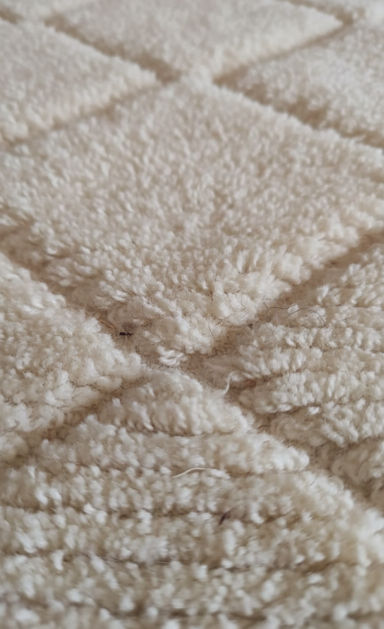 Aura – Tapis Marocain Losanges Ecru Texturé (1m x 1.5m)