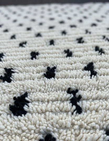 Tapis Blanc à Pois Noirs – Style Minimaliste (1.1m × 1,8m)