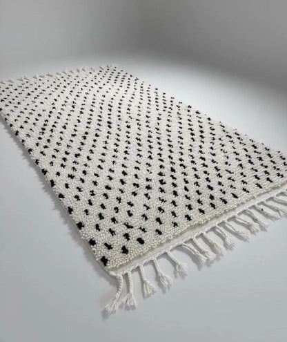 Tapis Blanc à Pois Noirs – Style Minimaliste (1.1m × 1,8m)