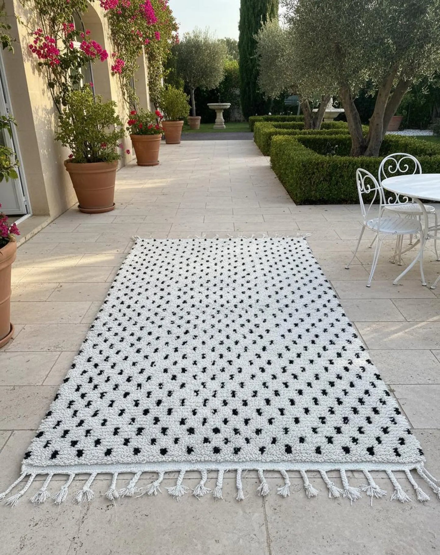 Tapis Blanc à Pois Noirs – Style Minimaliste (1.1m × 1,8m)