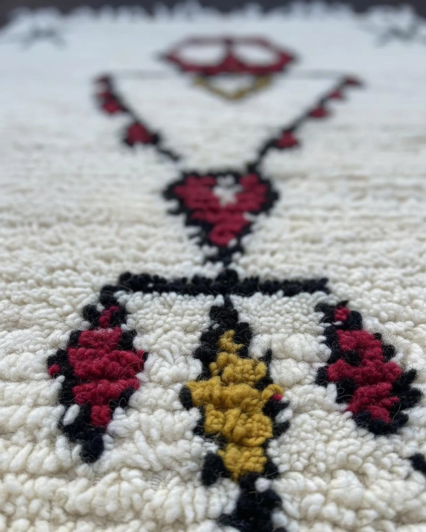 Tapis Amazigh – Symboles Yaz & Tazerzit (1m × 1,56 m)