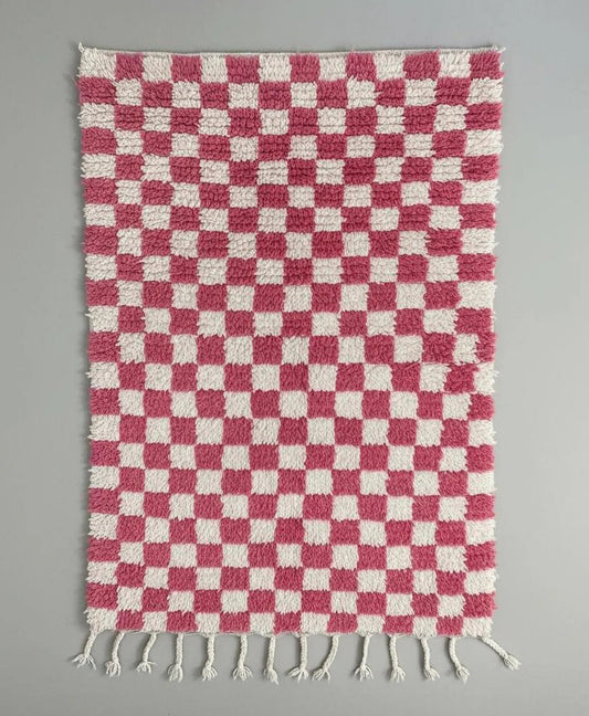 Tapis Marocain Rose à Damier – Rose Poudré & Blanc Fait Main (1m × 1,6m)
