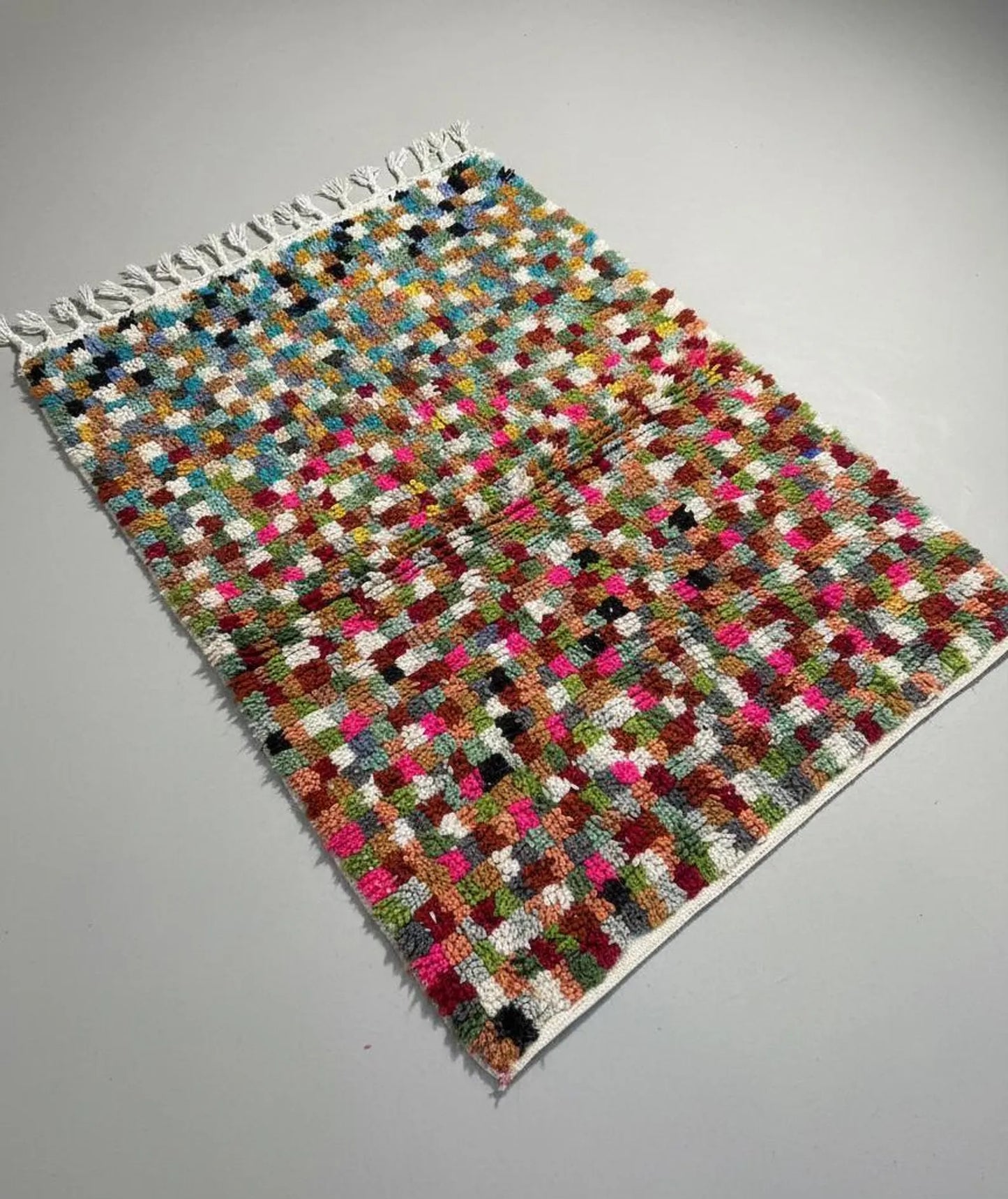 Tapis Marocain Multicolore à Damier – Carrés Colorés – Pièce Artistique (1.1m × 1,5m)