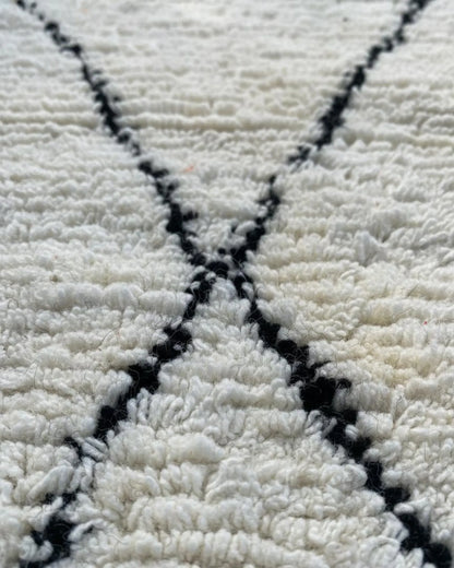 Tapis Berbère Beni Ouarain – Laine Blanche, Fait Main (1.1×1,5 m)