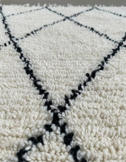 Tapis Berbère Beni Ouarain – Laine Blanche, Fait Main (1.1×1,5 m)