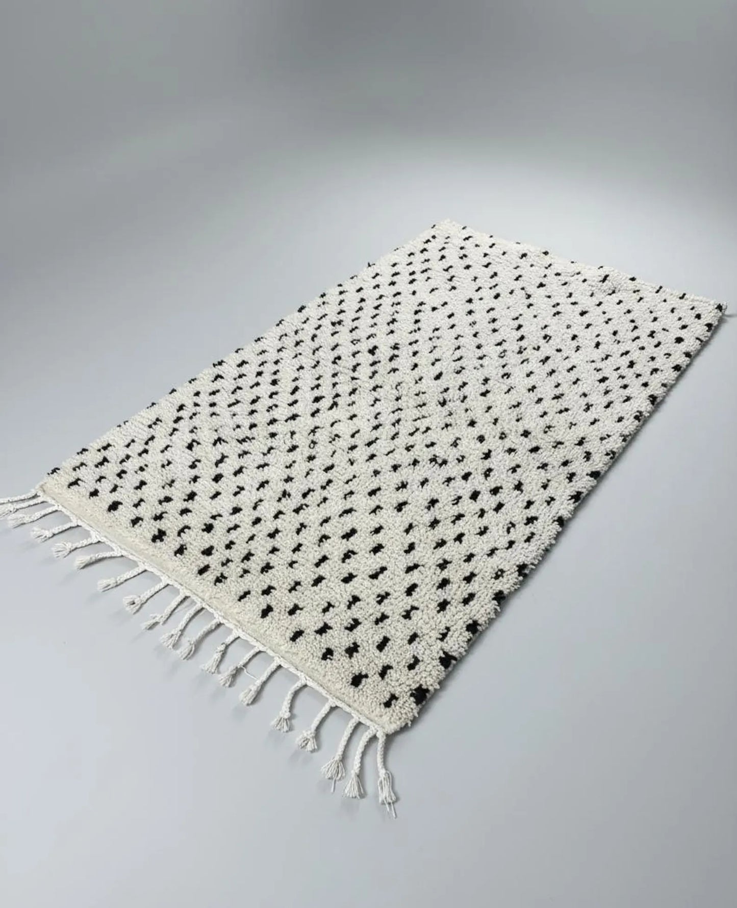 Tapis Blanc à Pois Noirs – Style Minimaliste (1.1m × 1,8m)