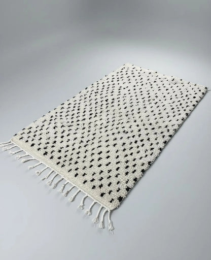Tapis Blanc à Pois Noirs – Style Minimaliste (1.1m × 1,8m)