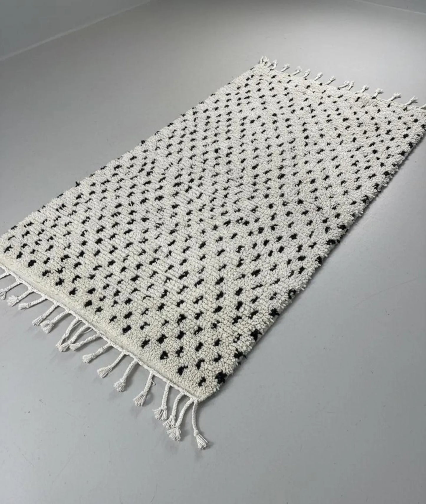 Tapis Blanc à Pois Noirs – Style Minimaliste (1.1m × 1,8m)