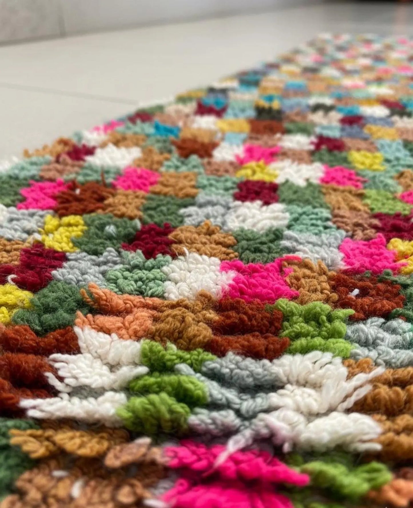 Tapis Marocain Multicolore à Damier – Carrés Colorés – Pièce Artistique (1.1m × 1,5m)