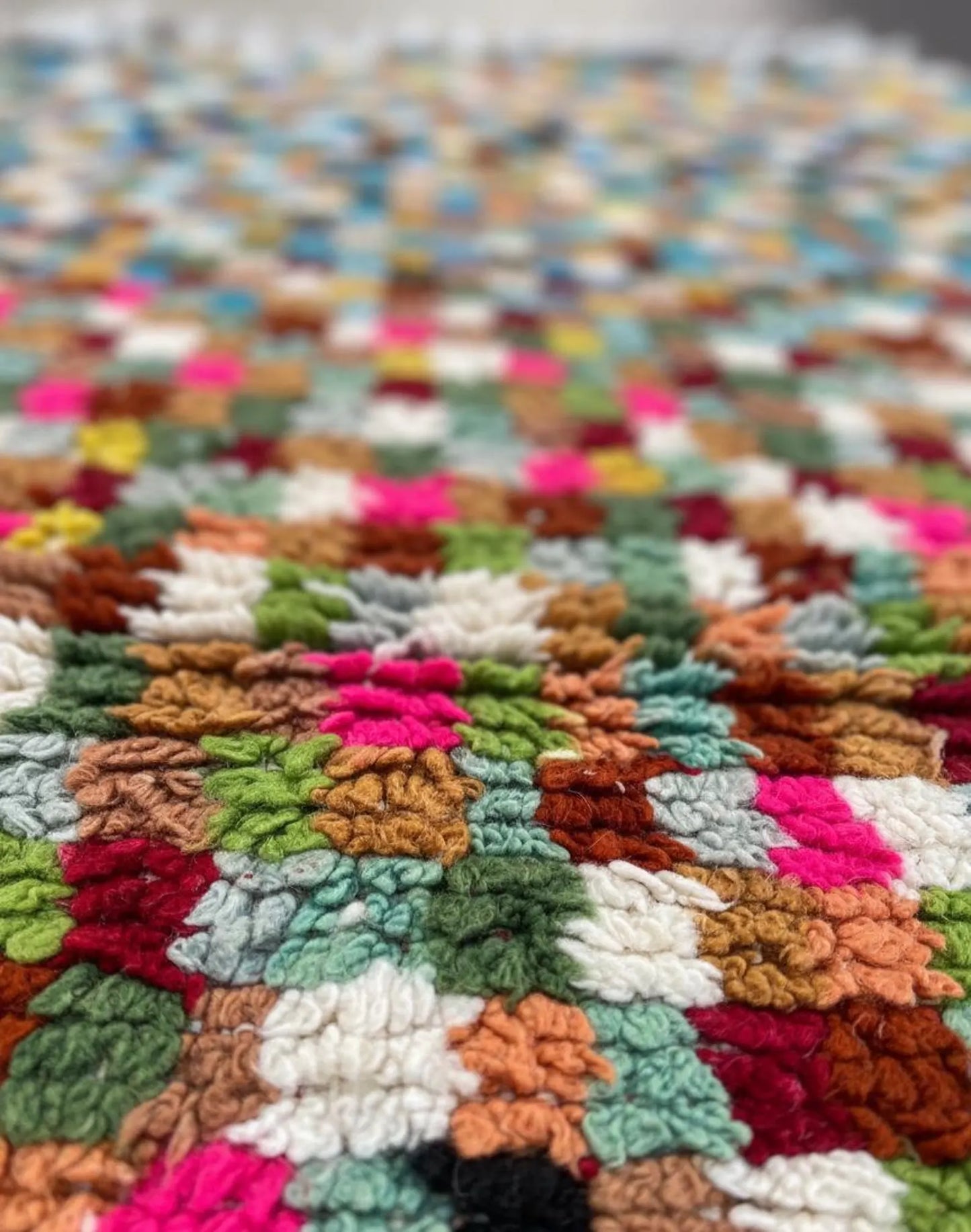 Tapis Marocain Multicolore à Damier – Carrés Colorés – Pièce Artistique (1.1m × 1,5m)