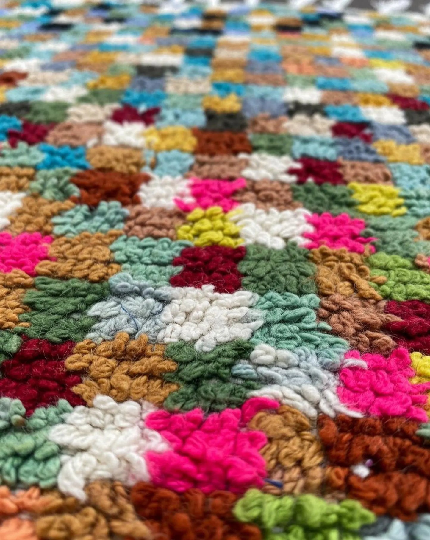 Tapis Marocain Multicolore à Damier – Carrés Colorés – Pièce Artistique (1.1m × 1,5m)