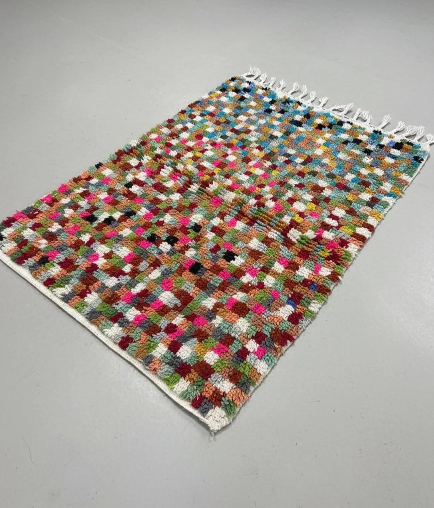 Tapis Marocain Multicolore à Damier – Carrés Colorés – Pièce Artistique (1.1m × 1,5m)