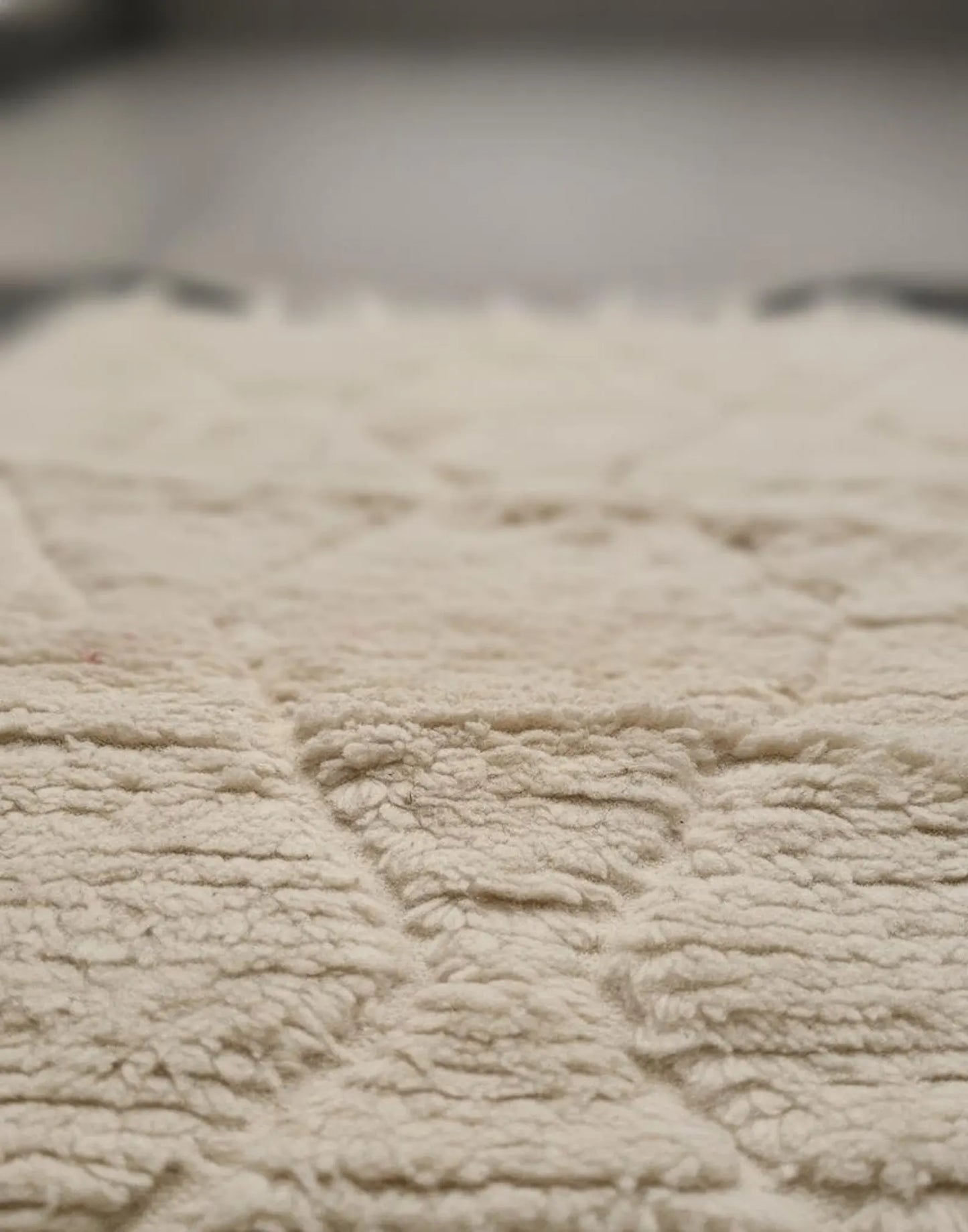 Tapis Minimaliste Géométrique Sculpté Blanc cassé – Style Beni Ourain (1×1,5 m)