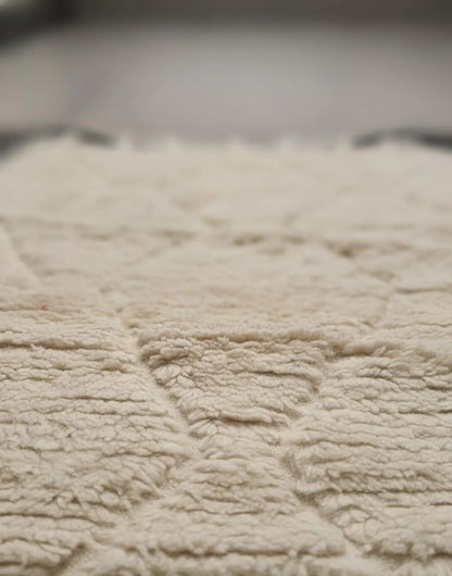 Tapis Minimaliste Géométrique Sculpté Blanc cassé – Style Beni Ourain (1×1,5 m)