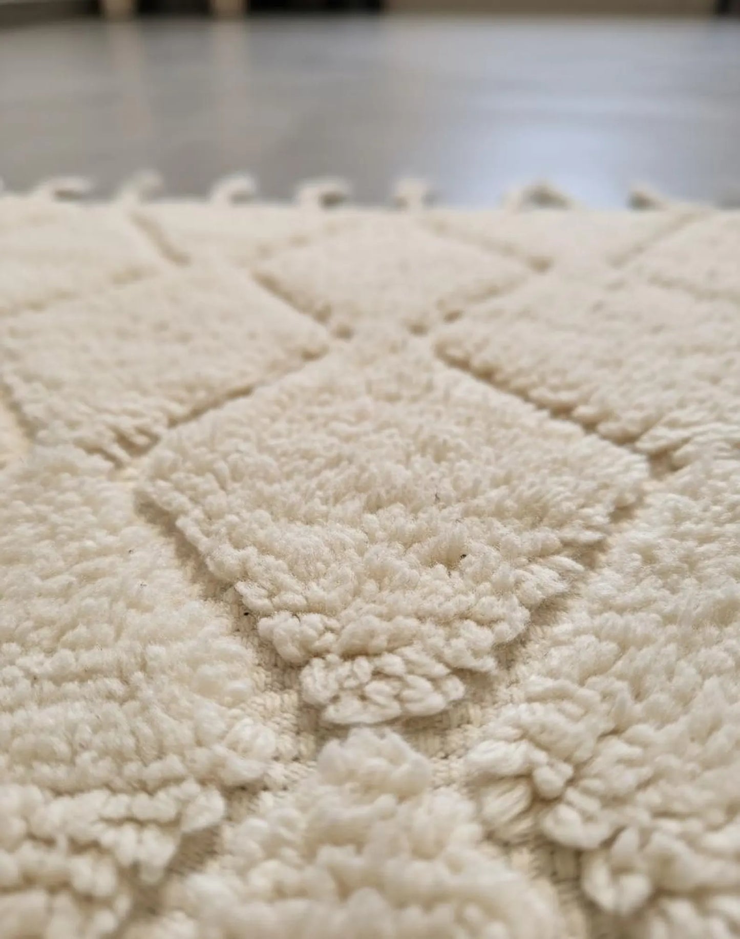 Tapis Minimaliste Géométrique Sculpté Blanc cassé – Style Beni Ourain (1×1,5 m)