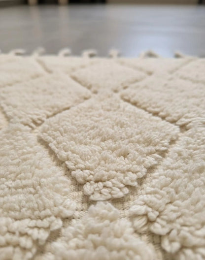 Tapis Minimaliste Géométrique Sculpté Blanc cassé – Style Beni Ourain (1×1,5 m)