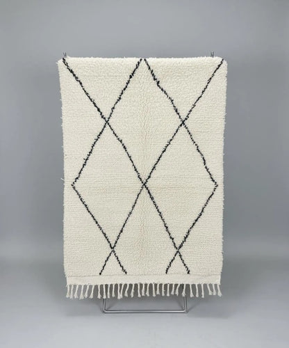 Tapis Berbère Beni Ouarain – Laine Blanche, Fait Main (1.1×1,5 m)