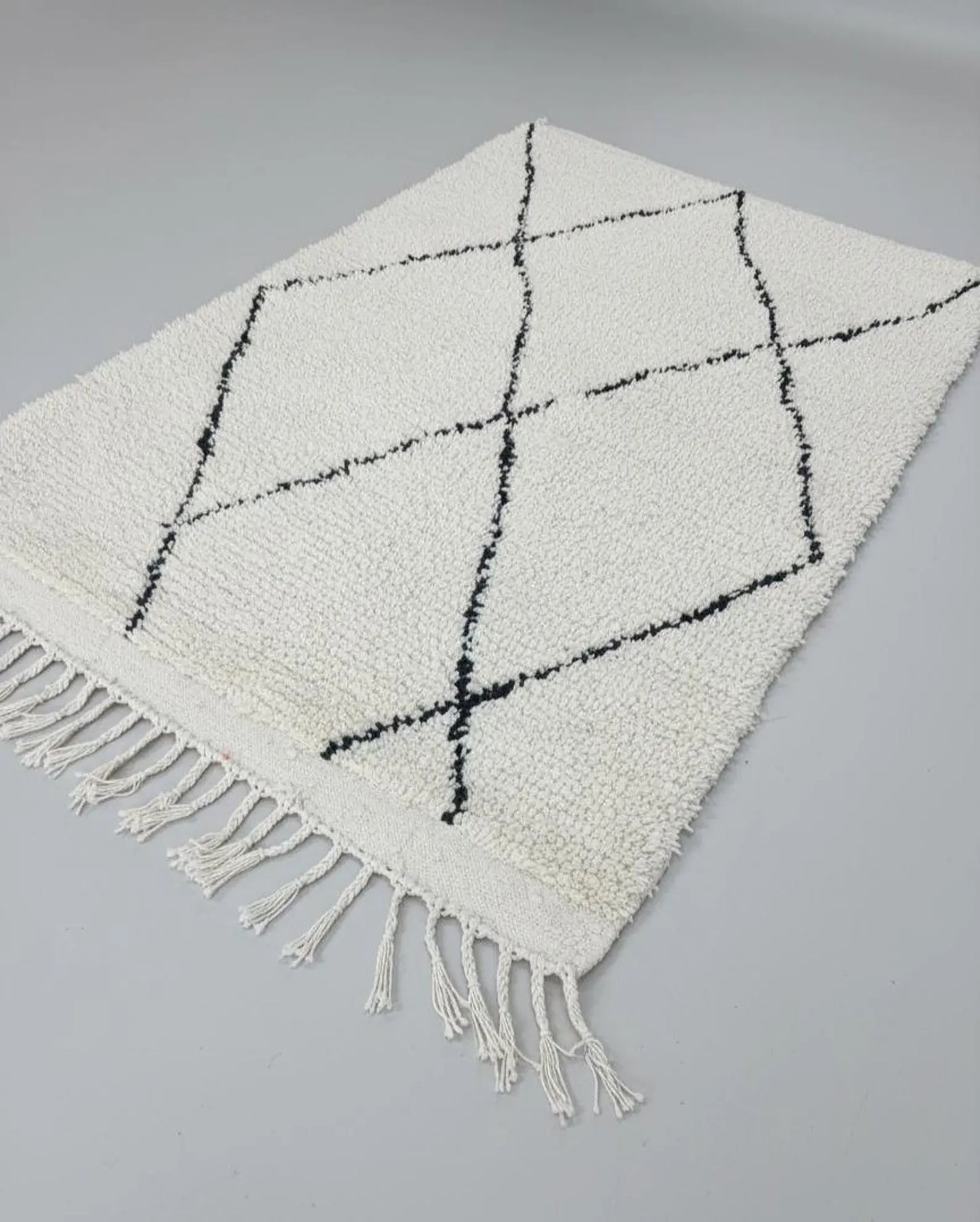 Tapis Berbère Beni Ouarain – Laine Blanche, Fait Main (1.1×1,5 m)
