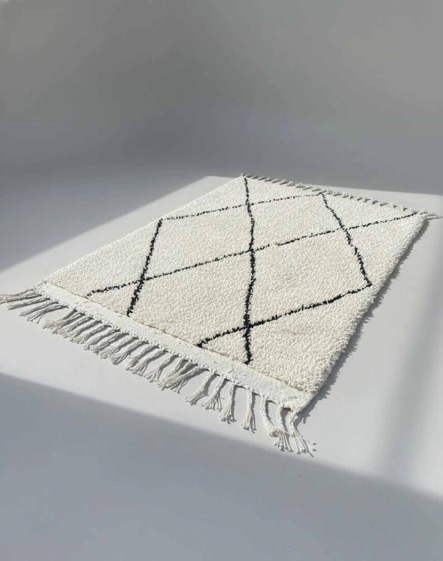 Tapis Berbère Beni Ouarain – Laine Blanche, Fait Main (1.1×1,5 m)