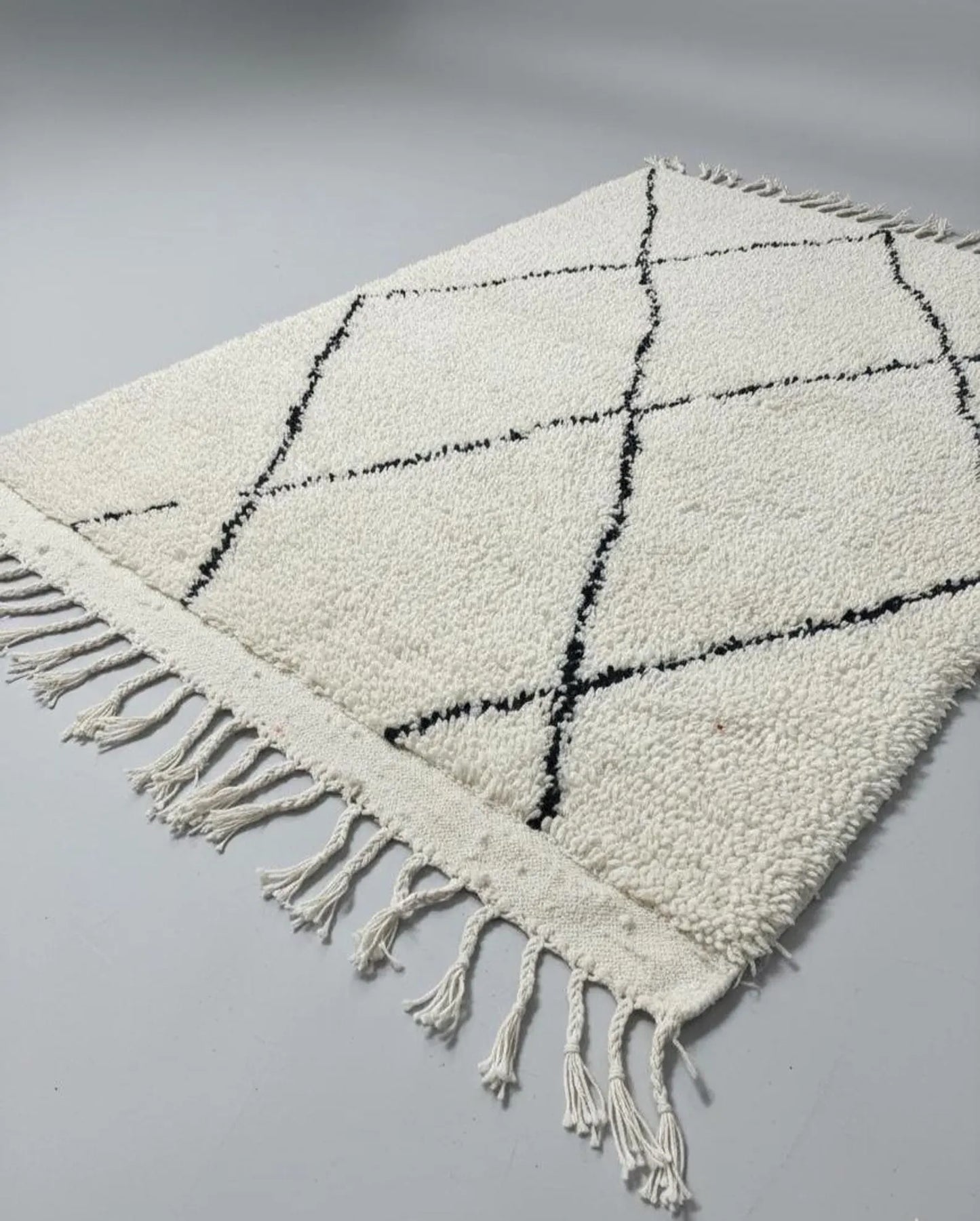 Tapis Berbère Beni Ouarain – Laine Blanche, Fait Main (1.1×1,5 m)