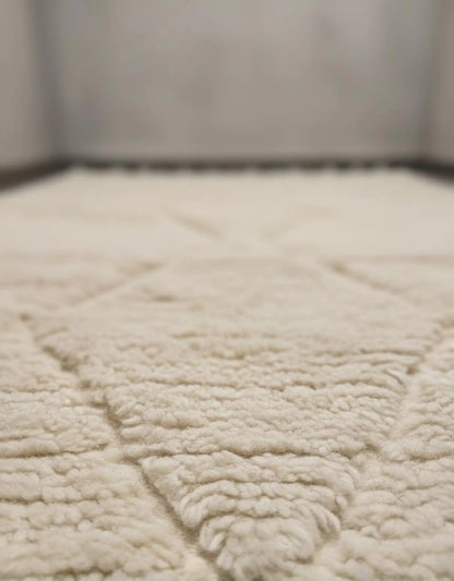 Tapis Minimaliste Géométrique Sculpté Blanc cassé – Style Beni Ourain (1×1,5 m)