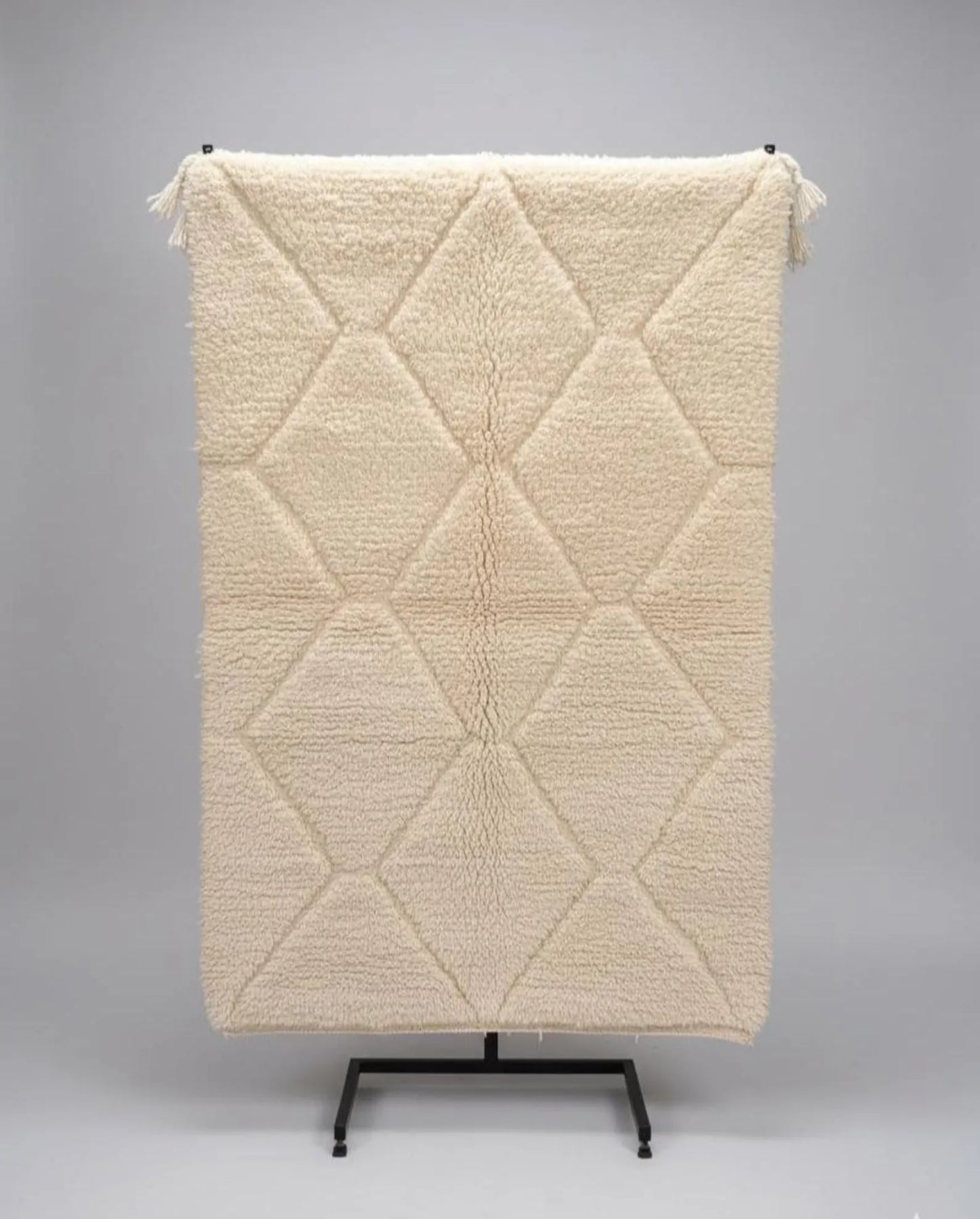 Tapis Minimaliste Géométrique Sculpté Blanc cassé – Style Beni Ourain (1×1,5 m)