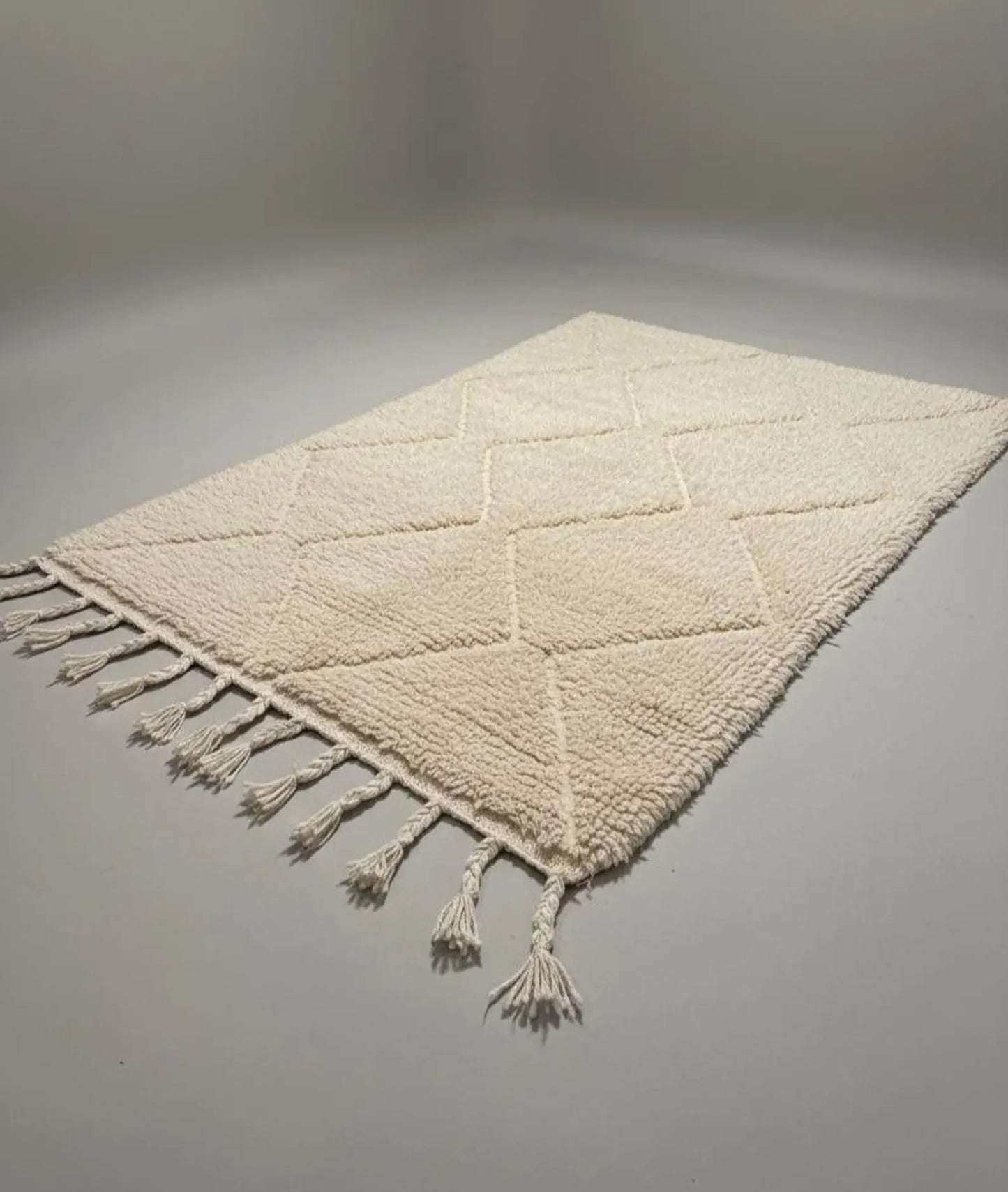 Tapis Minimaliste Géométrique Sculpté Blanc cassé – Style Beni Ourain (1×1,5 m)